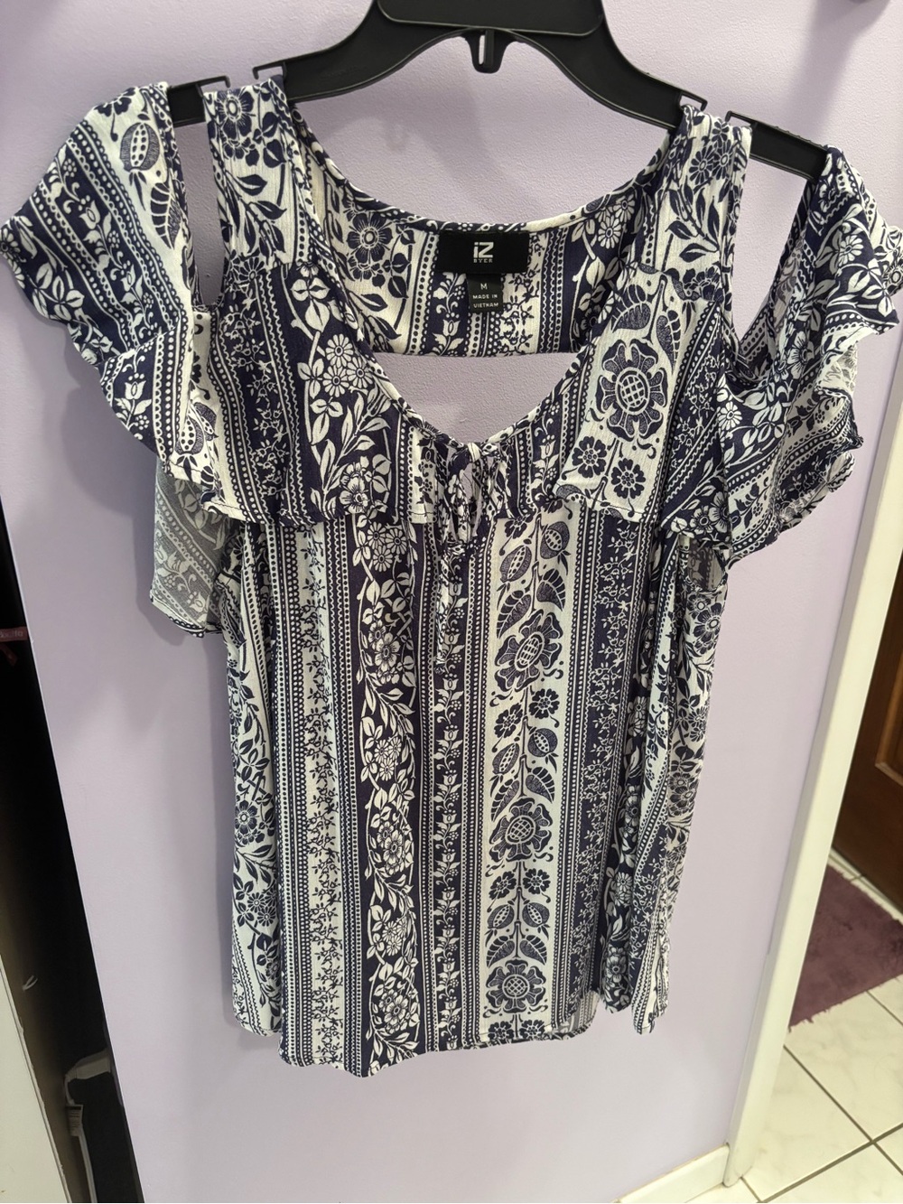 iZ Byer Women’s blue and white floral cold shoulder blouse Medium
